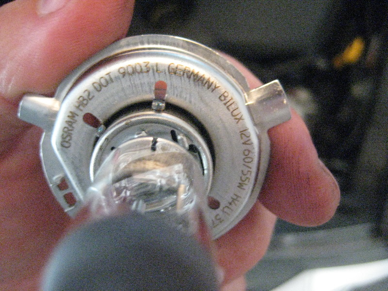 KiaRioHeadlightBulbsReplacementGuide012