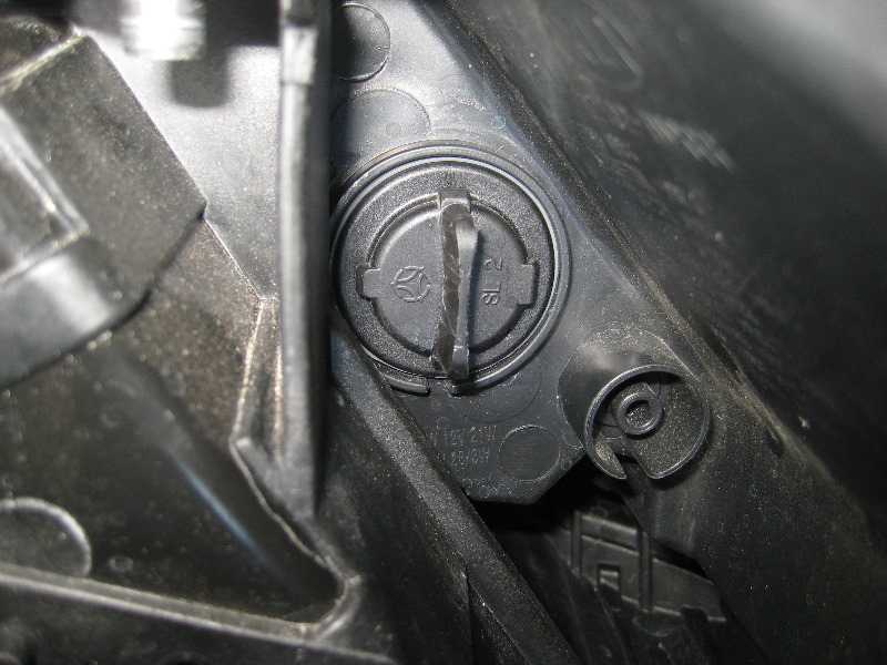 KiaRioHeadlightBulbsReplacementGuide023