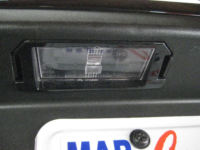 KiaRioLicensePlateLightBulbsReplacementGuide002