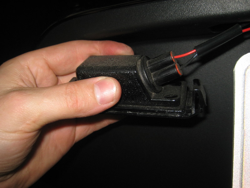 KiaRioLicensePlateLightBulbsReplacementGuide005