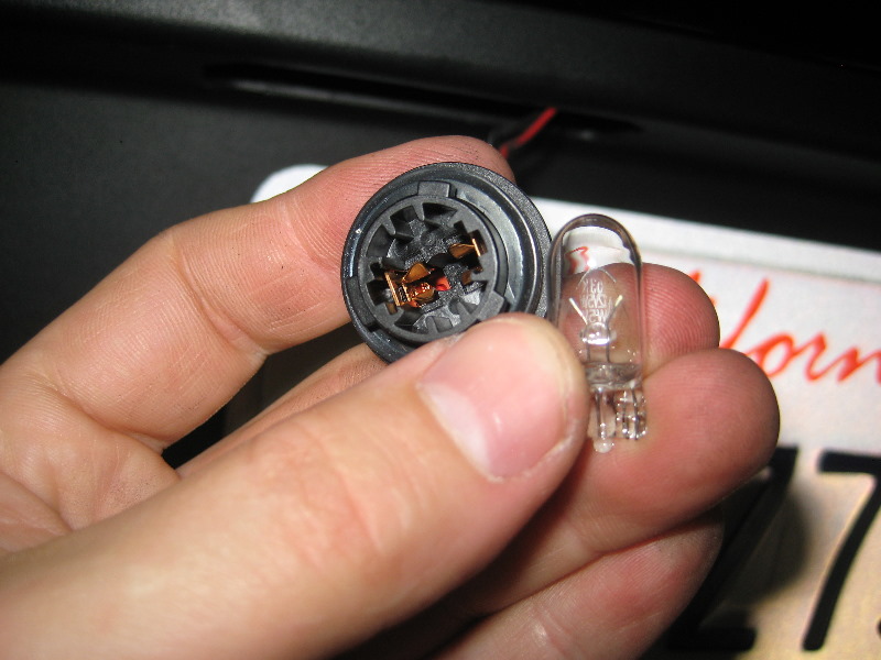 KiaRioLicensePlateLightBulbsReplacementGuide007