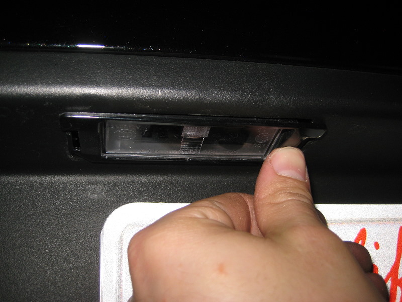 KiaRioLicensePlateLightBulbsReplacementGuide011