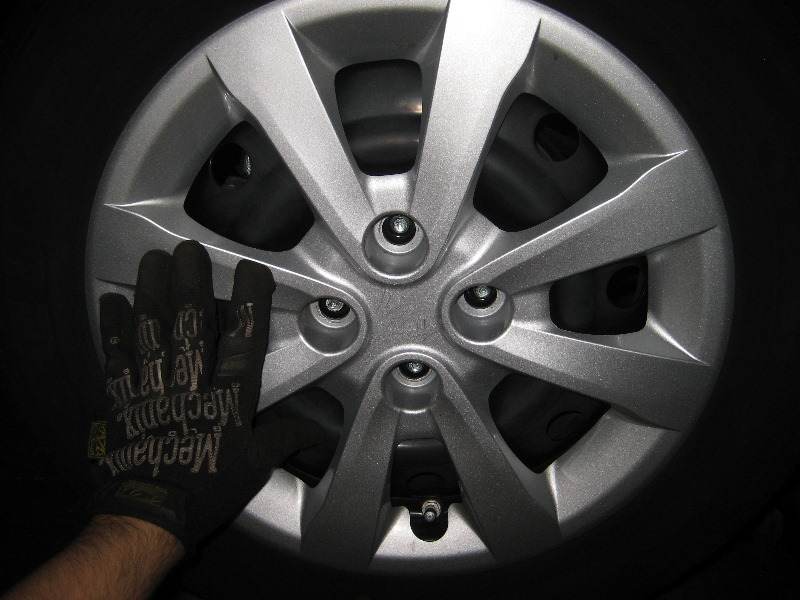 KiaRioRearDiscBrakePadsReplacementGuide038