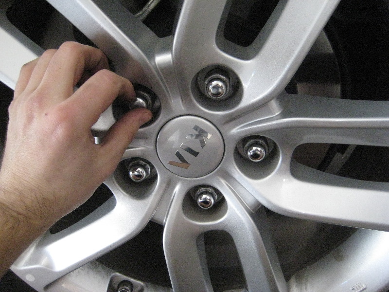 KiaSorentoRearDiscBrakePadsReplacementGuide004