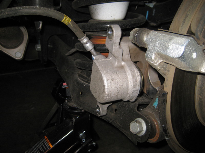 KiaSorentoRearDiscBrakePadsReplacementGuide014