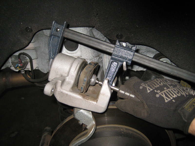 KiaSorentoRearDiscBrakePadsReplacementGuide022