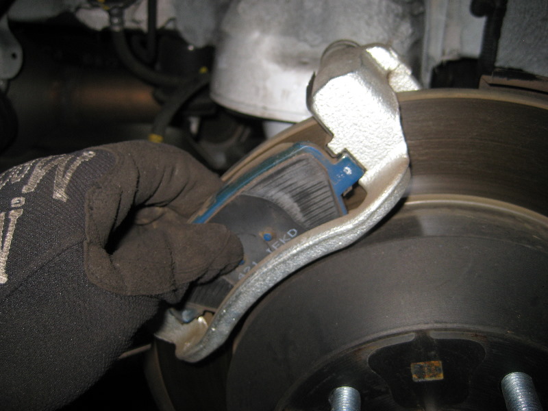 KiaSorentoRearDiscBrakePadsReplacementGuide024