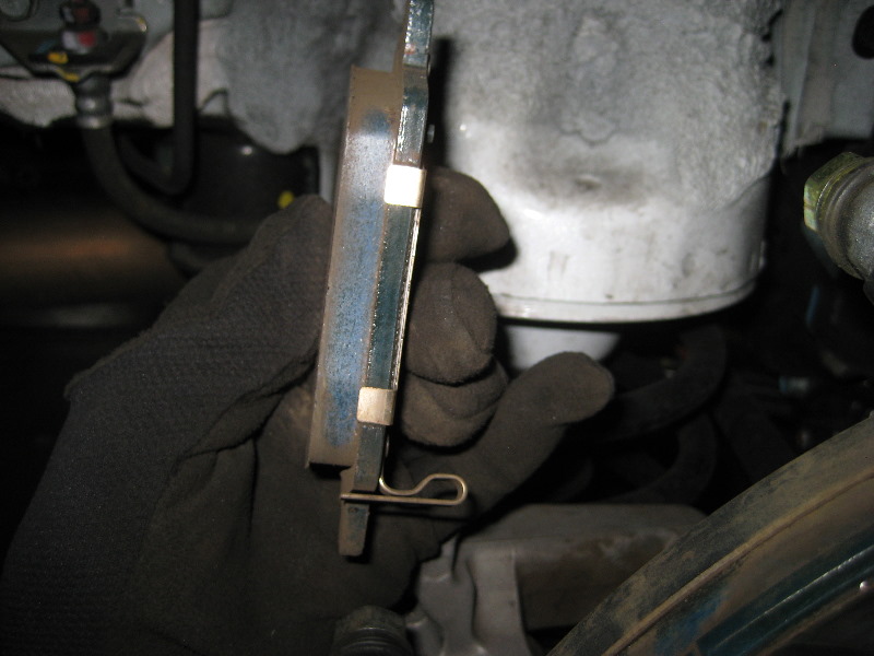 KiaSorentoRearDiscBrakePadsReplacementGuide025