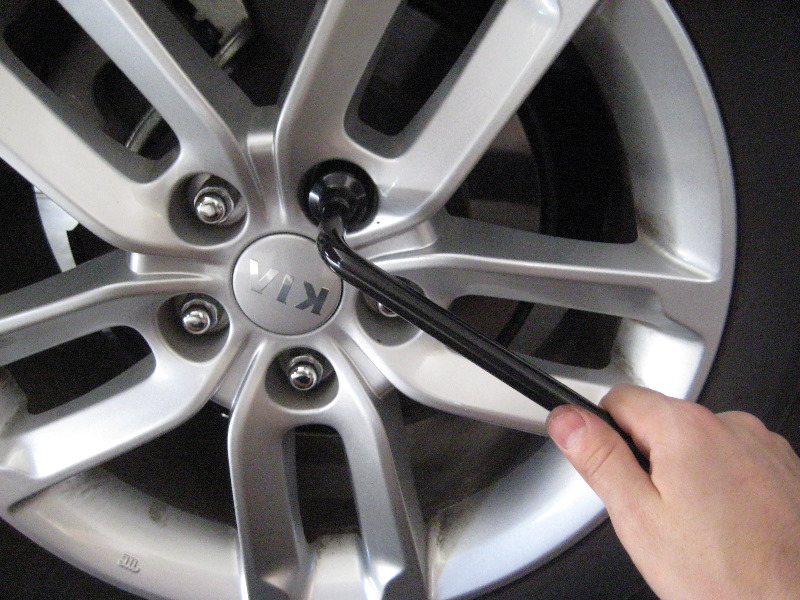 KiaSorentoRearDiscBrakePadsReplacementGuide036