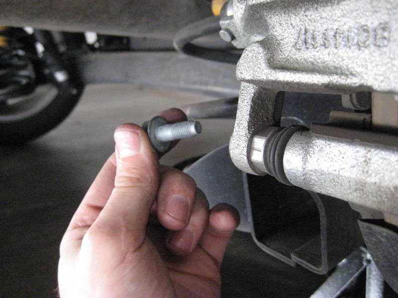 KiaSoulRearDiscBrakePadsReplacementGuide009