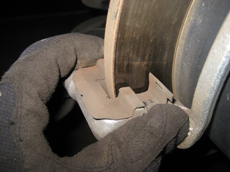 KiaSoulRearDiscBrakePadsReplacementGuide015