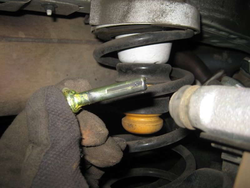 KiaSoulRearDiscBrakePadsReplacementGuide017