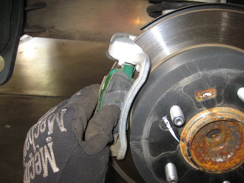 KiaSoulRearDiscBrakePadsReplacementGuide022