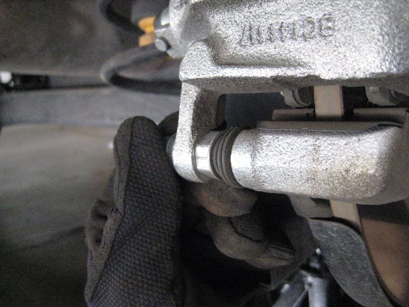 KiaSoulRearDiscBrakePadsReplacementGuide026