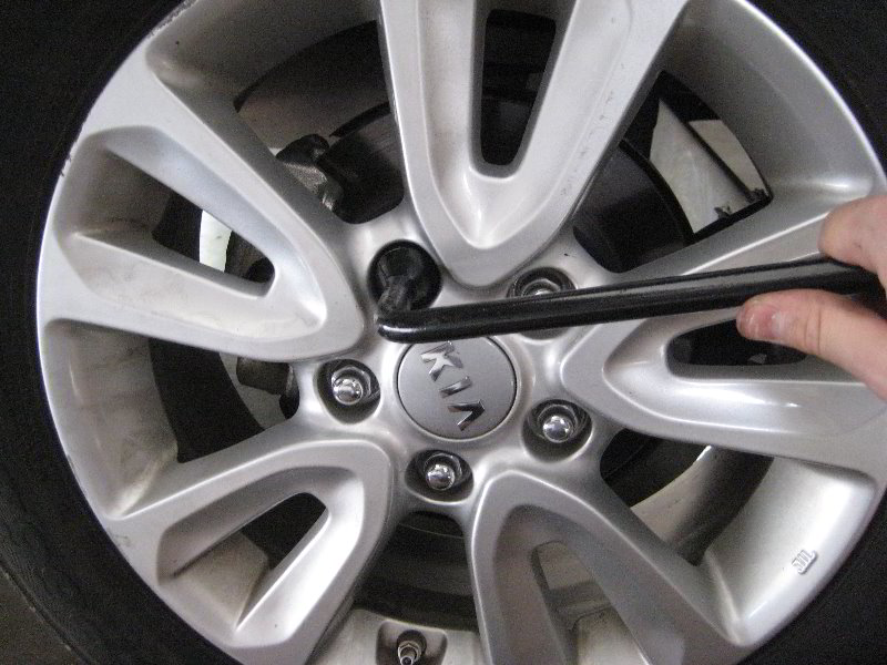 KiaSoulRearDiscBrakePadsReplacementGuide034