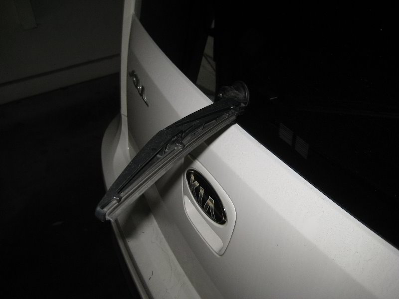 KiaSoulRearWindowWiperBladeReplacementGuide006