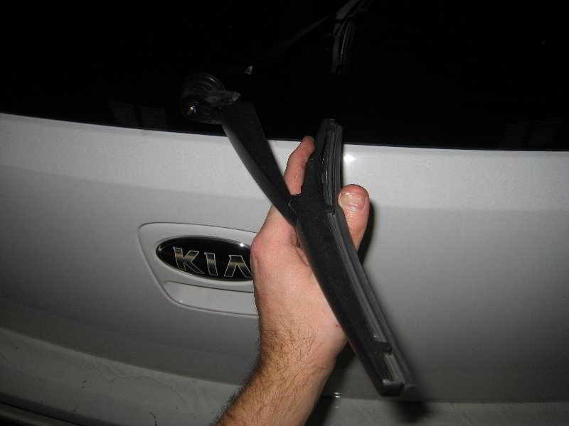 KiaSoulRearWindowWiperBladeReplacementGuide007
