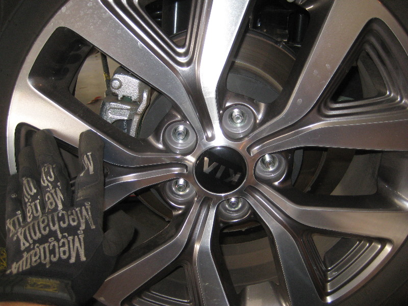 KiaSportageRearDiscBrakePadsReplacementGuide034