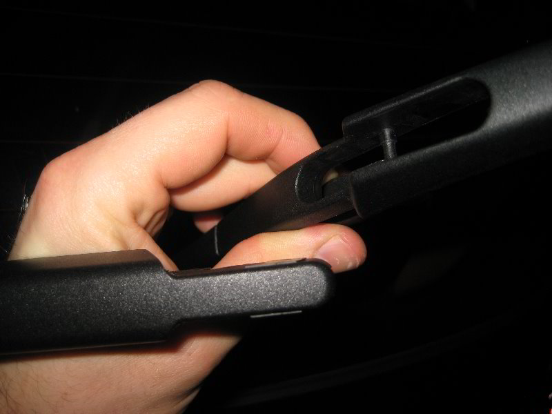 NissanJukeRearWindowWiperBladeReplacementGuide005