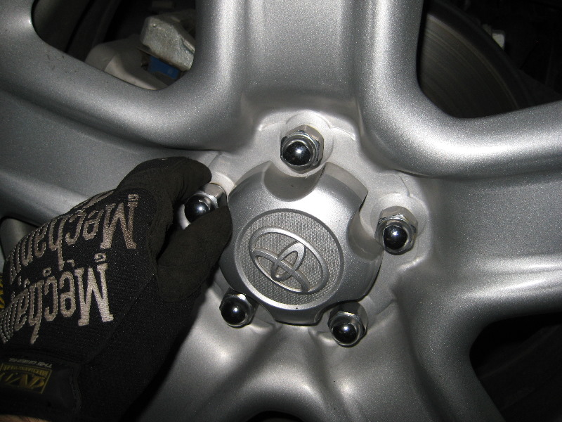 ToyotaRAV4RearBrakePadsReplacementGuide004