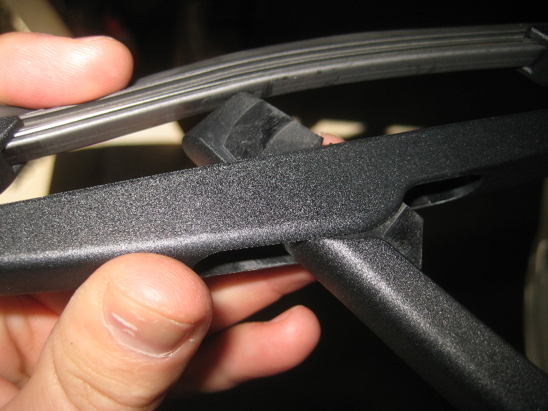 VolvoXC60RearWindowWiperBladeReplacementGuide004