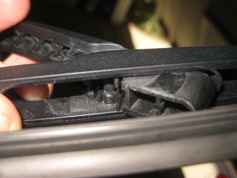 VolvoXC60RearWindowWiperBladeReplacementGuide011