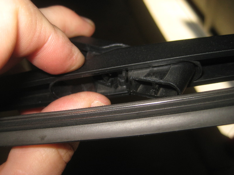 VolvoXC60RearWindowWiperBladeReplacementGuide012