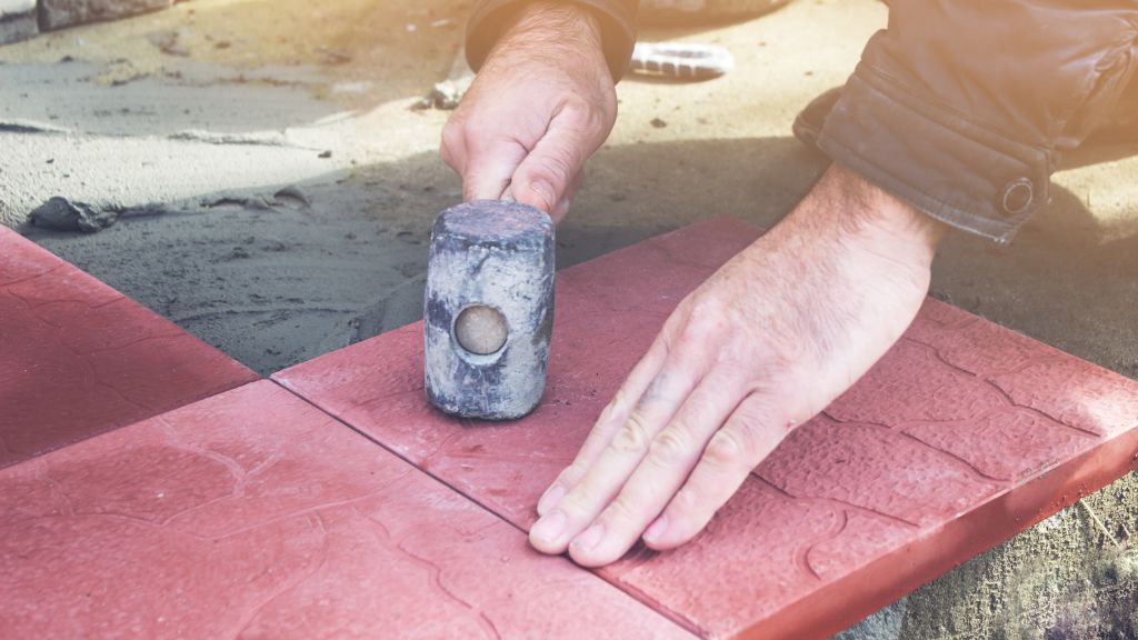 How To Lay Patio Slabs (Simple Guide) pavingsuperstore.co.uk