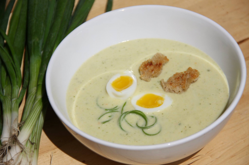 Krémová polévka z pórku, cukety a lučiny pazitka.cz