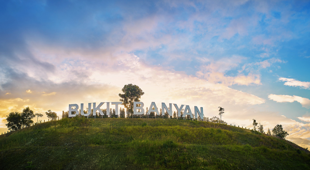 Attracting birdlovers at Bukit Banyan