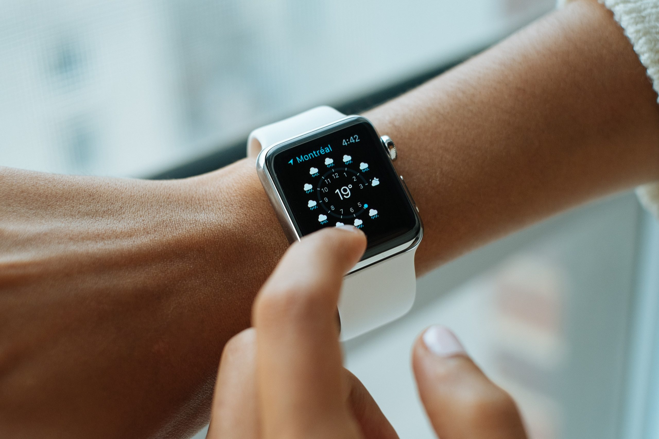 Can I Wear My Apple Watch In The Pool or Shower? Full Details (2023