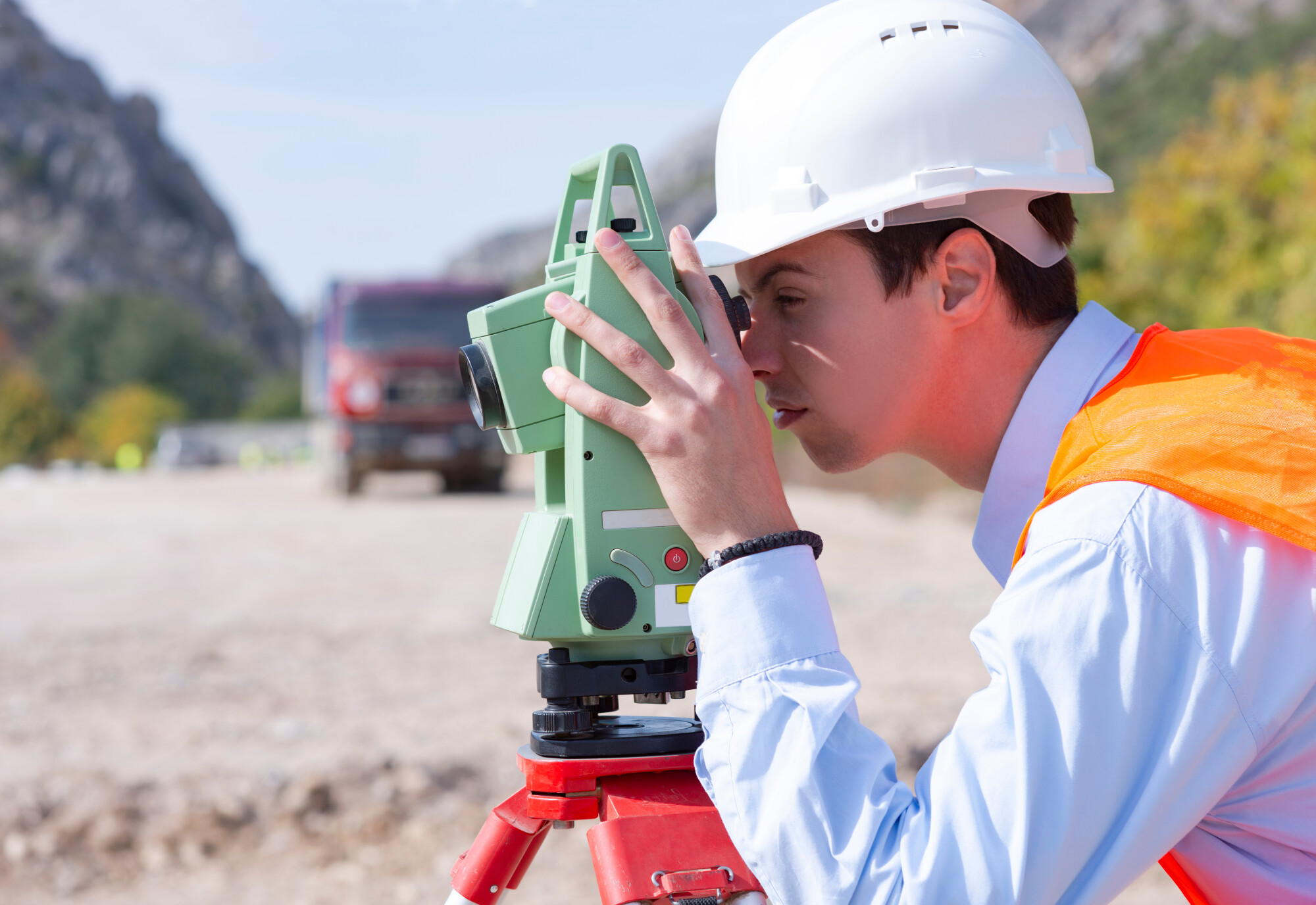 Why You Need To Hire a Land Surveyor Before Buying an Empty Lot