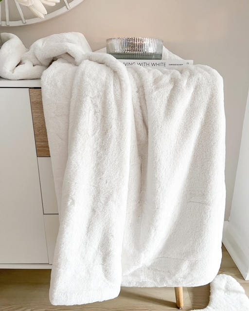Stunning, luxury quality white faux fur blanket/throw Perfectly