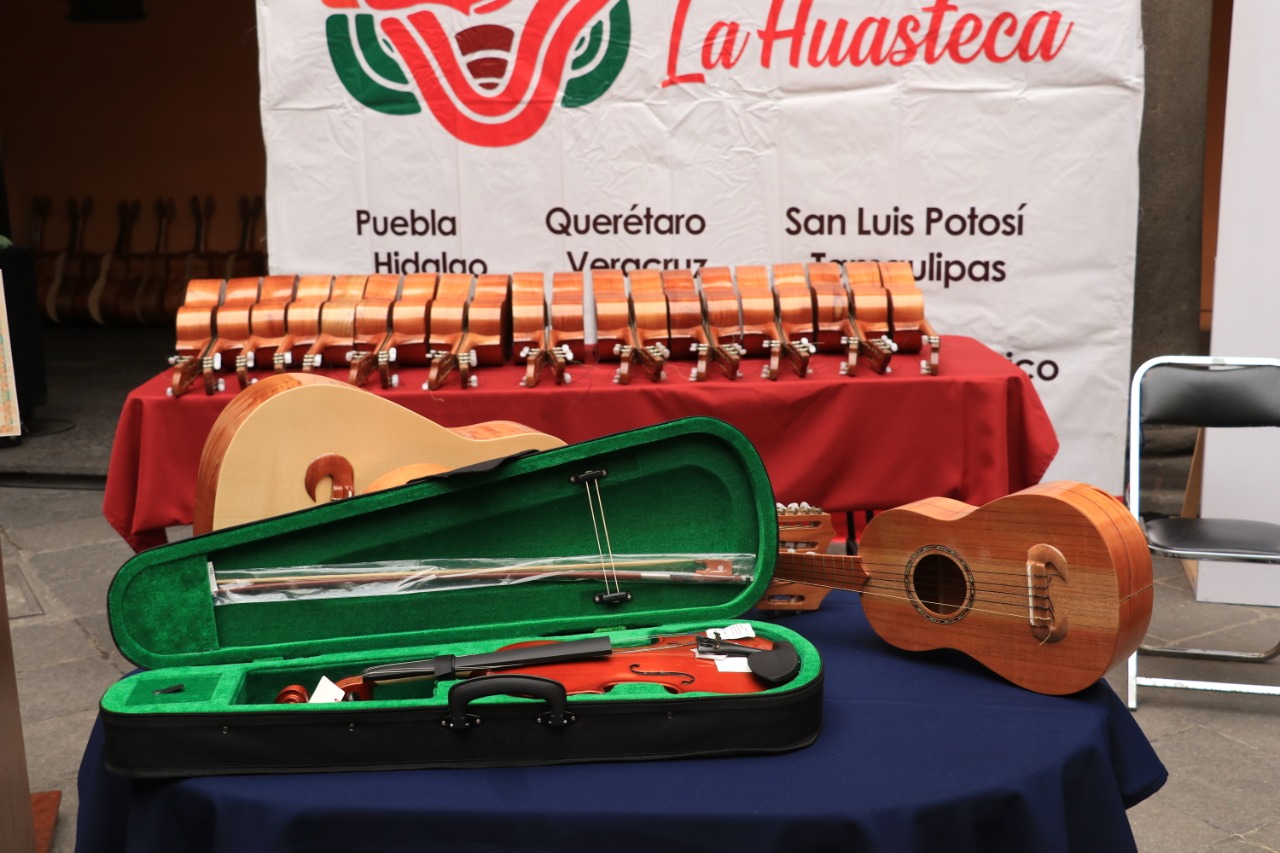 Entregan instrumentos musicales huapangueros para preservar la música