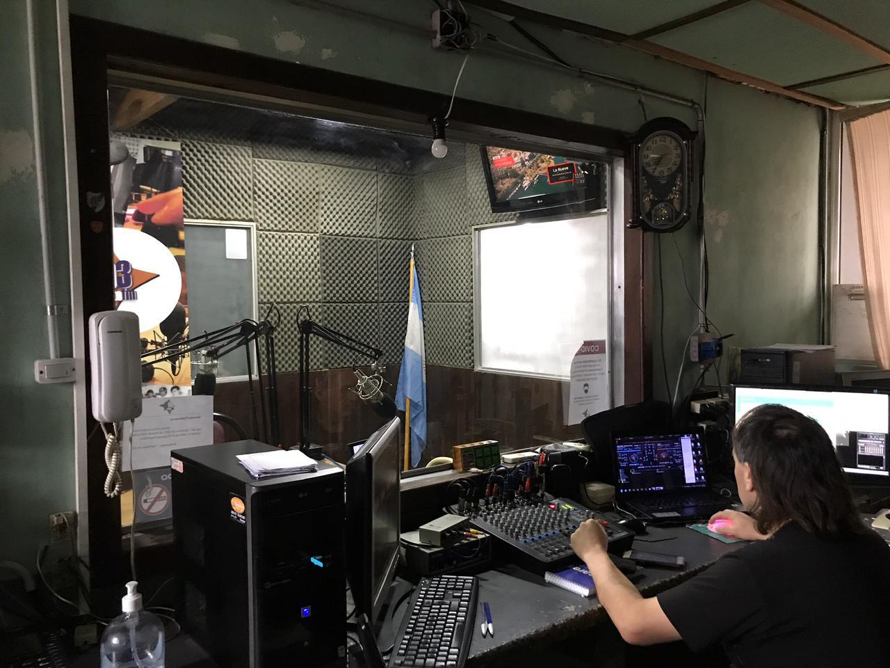 Intentan demoler las instalaciones de FM del Este 99.3