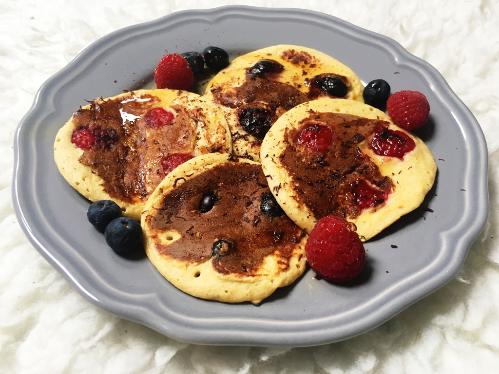 RECETA Pancakes de avena y plátano con frutos rojos • Perlas y Coco