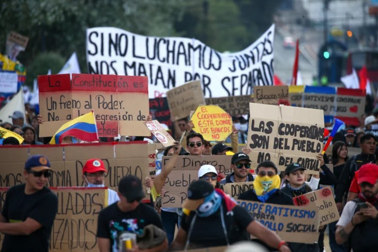 Organizaciones de Ecuador marchan contra los recortes del gobierno