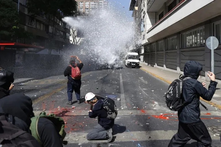 Carabineros dispersan manifestaciones contra el alza en el precio de los combustibles –