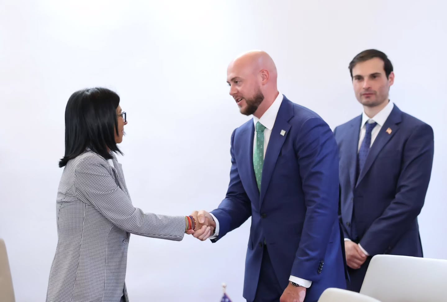 Venezuela: Delcy Rodríguez evalúa agenda de cooperación energética y seguridad con delegación de EE. UU. –