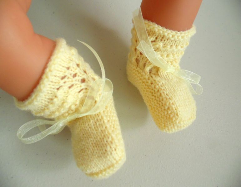 tricot laine bébé fait main chaussons jaunes