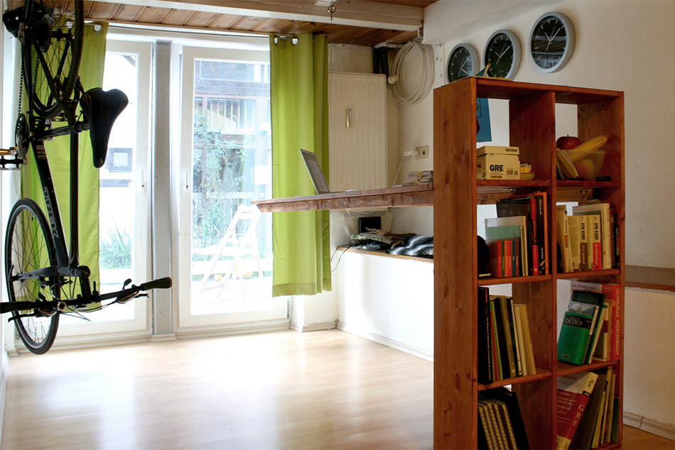 A TABLE WITH NO LEGS pettydesign