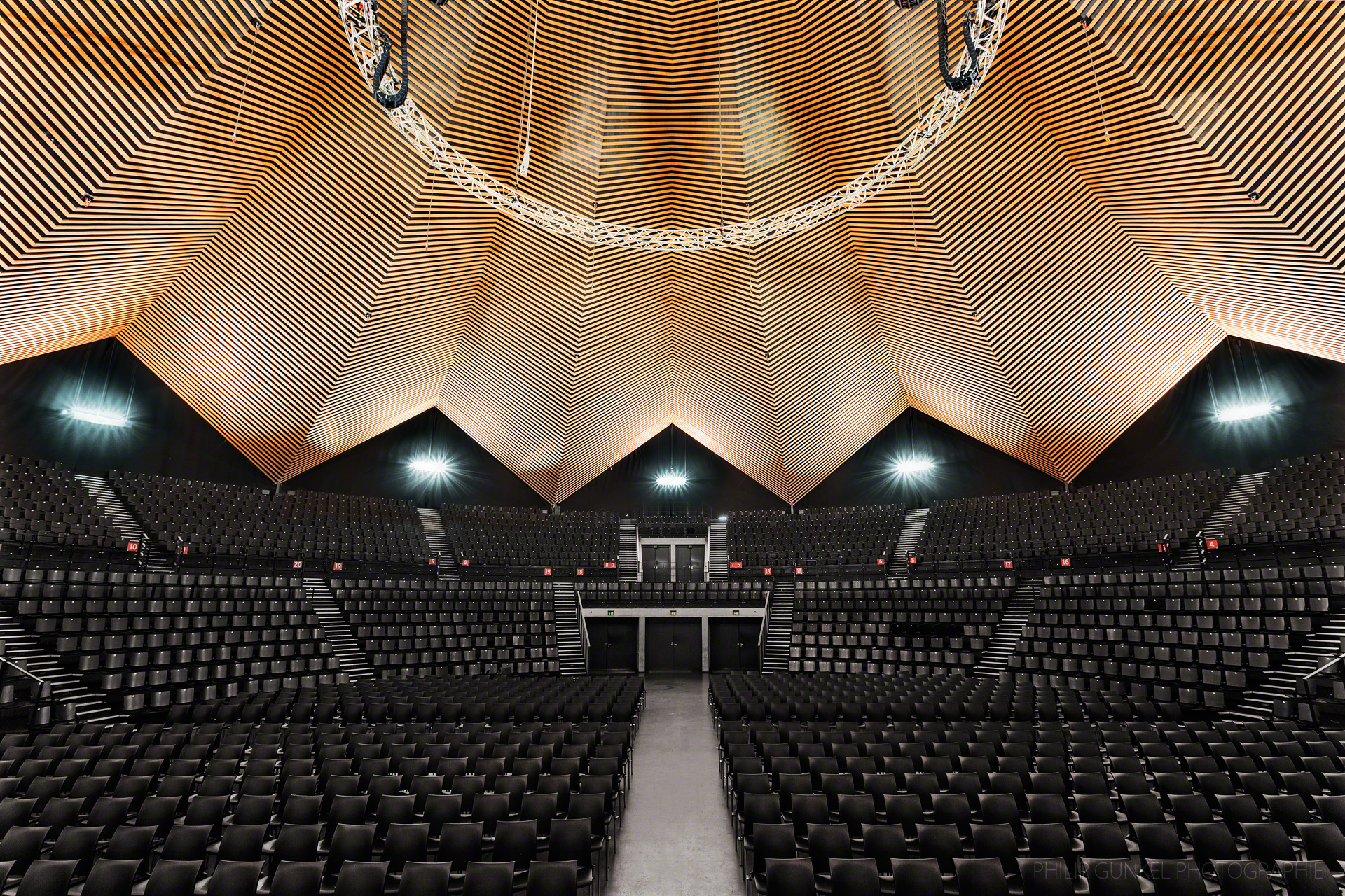 We would like to show you a description here but the site won&#x27;t allow us. Tempodrom Innenansicht Philip Gunkel Architekturfotografie