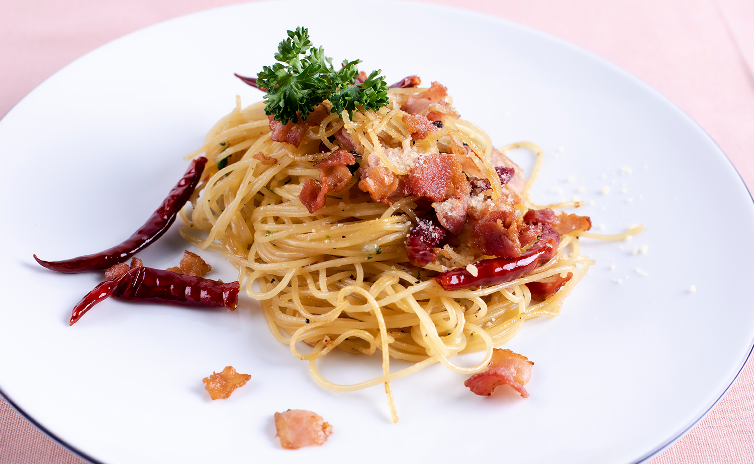 Chilli Garlic Pasta with Bacon (สปาเกตตินีเบคอนพริกกระเทียม)