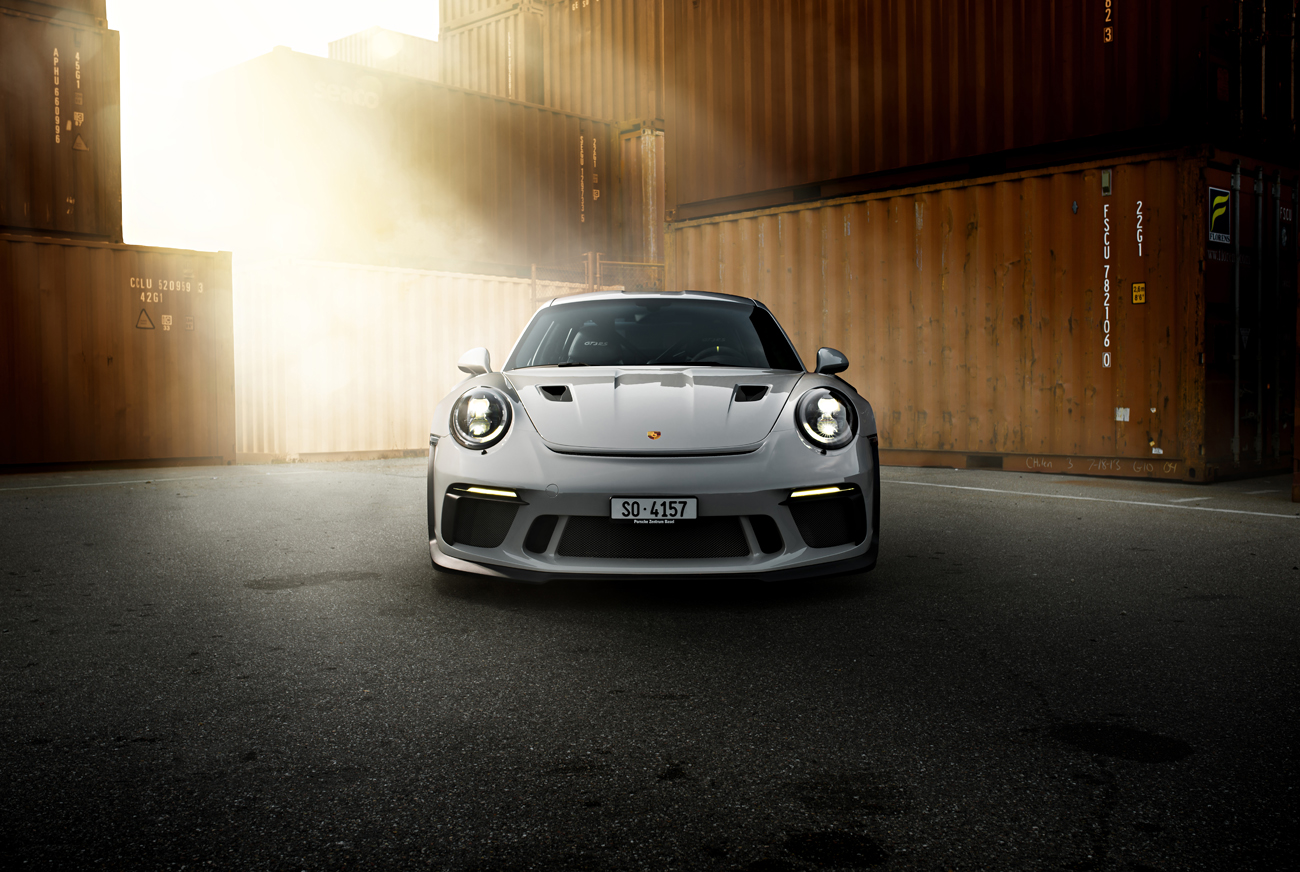 Frontansicht des Porsche 911 GT3 RS 991.2 in kreide. Fotografie und Postproduktion des Schweizer Automobilfotografen phpics.ch