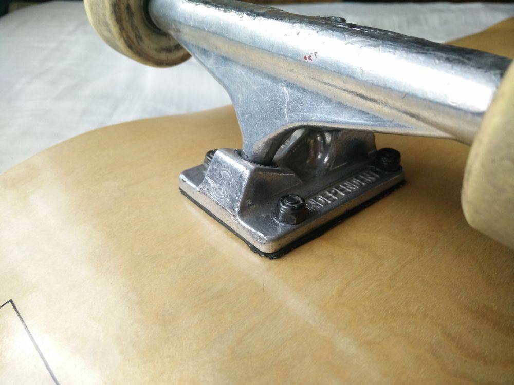 Appropriate tightness of bolts between skateboard and trucks