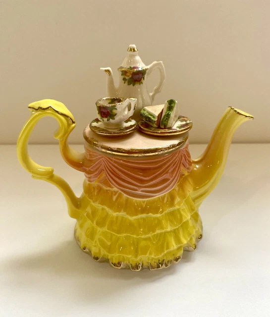 ROYAL ALBERT OLD Country Roses Ruffled Skirt Mini Teapot Afternoon Tea