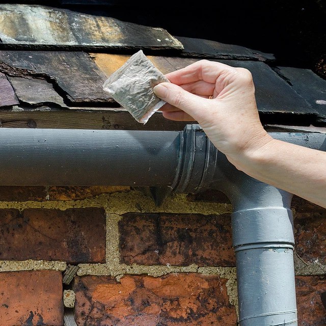 MAGIC GUTTER BAGS Dissolves Leaves & Mud Rain Activated Clear Gutters