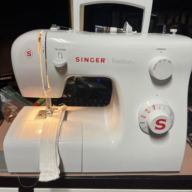 SINGER MODEL 2250 Tradition Electric Sewing Machine With Pedal & Acc