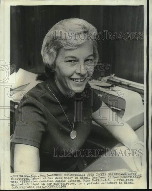 1969 PRESS PHOTO Beverly McKittrick linked romantically with Jackie(06)
