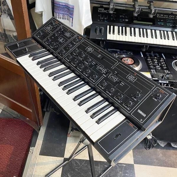 YAMAHA CS10 VINTAGE SYNTHESIZER Musical Instruments Used £469.05